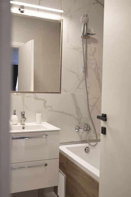 Eliza'S Apartment By Oasis Homes Oradea Luaran gambar
